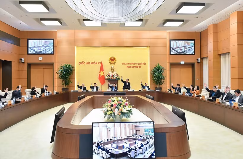 Ủy ban Thường vụ Quốc hội biểu quyết thông qua. (Ảnh: Doãn Tấn/TTXVN) Ủy ban Thường vụ Quốc hội biểu quyết thông qua. (Ảnh: Doãn Tấn/TTXVN)