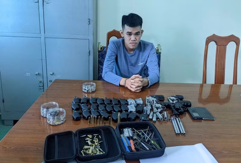 Đinh Văn Hậu cùng số vũ khí được chế tạo