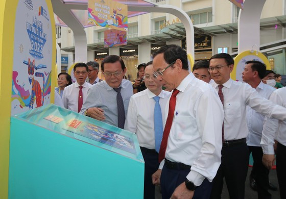 Đại biểu tham quan triển lãm báo xuân. Ảnh: DŨNG PHƯƠNG