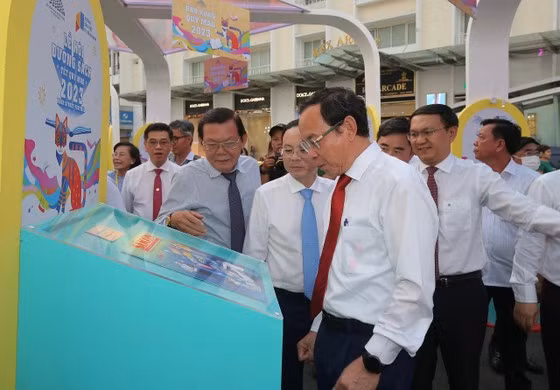 Đại biểu tham quan triển lãm báo xuân. Ảnh: DŨNG PHƯƠNG