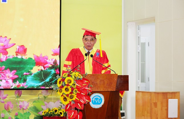 Tân Tiến sĩ Đoàn Hoàng Hải phát biểu tại lễ trao bằng tốt nghiệp.