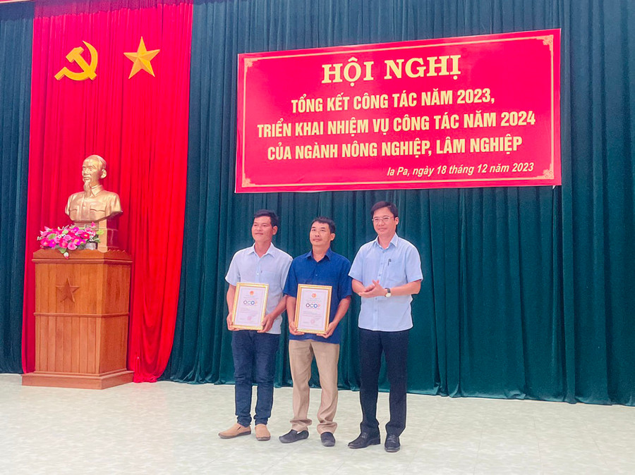 Ông Nguyễn Quốc Tuấn (đứng giữa, Giám đốc Hợp tác xã Dịch vụ nông nghiệp An Tuệ) nhận chứng nhận OCOP 3 sao cấp huyện cho sản phẩm Yến sào An Tuệ. Ảnh: Vũ Chi Ông Nguyễn Quốc Tuấn (đứng giữa, Giám đốc Hợp tác xã Dịch vụ nông nghiệp An Tuệ) nhận chứng nhận OCOP 3 sao cấp huyện cho sản phẩm Yến sào An Tuệ. Ảnh: Vũ Chi