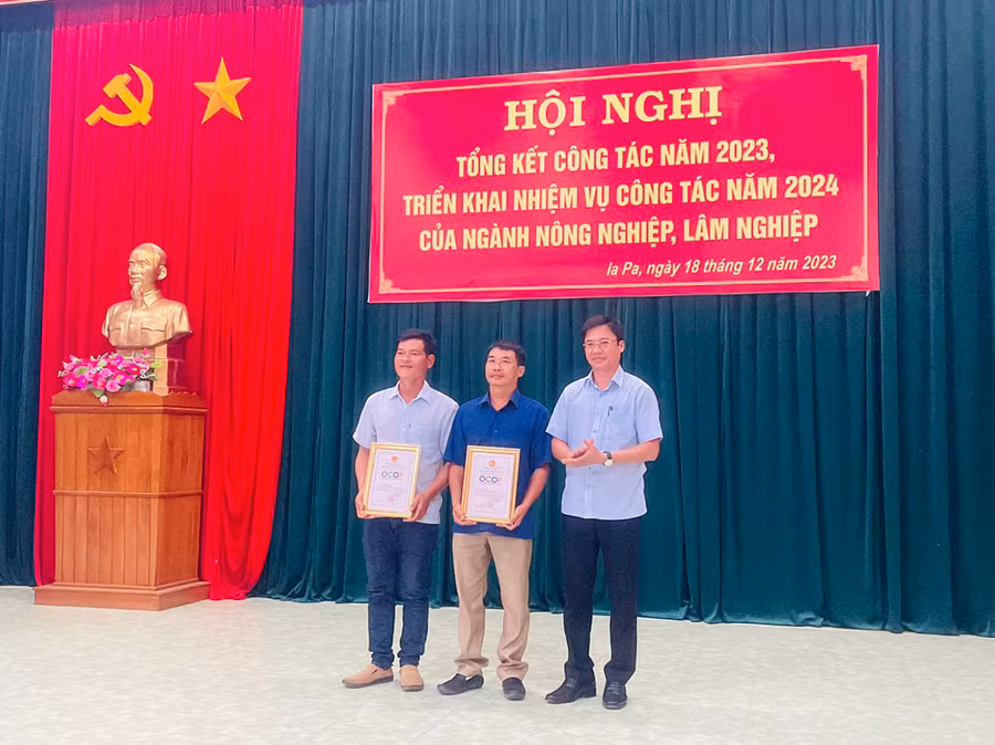 Ông Nguyễn Quốc Tuấn (đứng giữa, Giám đốc Hợp tác xã Dịch vụ nông nghiệp An Tuệ) nhận chứng nhận OCOP 3 sao cấp huyện cho sản phẩm Yến sào An Tuệ. Ảnh: Vũ Chi