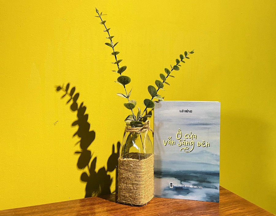 Tập thơ “Ô cửa vẫn sáng đèn” của tác giả Lữ Hồng. Ảnh: V.P Tập thơ “Ô cửa vẫn sáng đèn” của tác giả Lữ Hồng. Ảnh: V.P