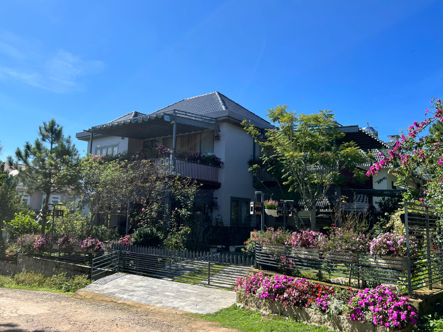 Có hàng chục biệt thự kiến trúc đẹp trong KDL Nam Hồ. Ảnh: Lâm Viên Có hàng chục biệt thự kiến trúc đẹp trong KDL Nam Hồ. Ảnh: Lâm Viên