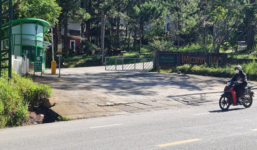 Cổng vào KDL Nam Hồ. Ảnh: Lâm Viên Cổng vào KDL Nam Hồ. Ảnh: Lâm Viên