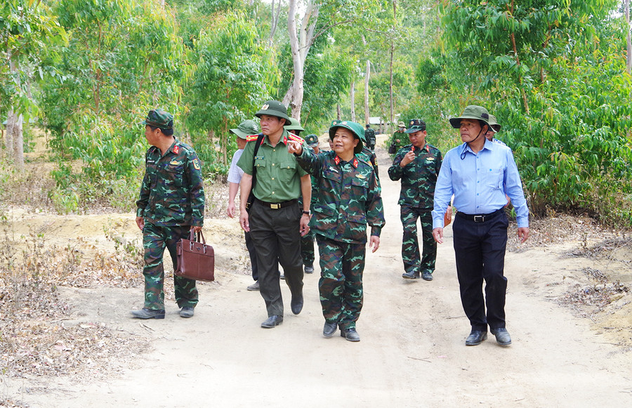 Ủy viên Ban Chấp hành Trung ương Đảng, Bí thư Tỉnh ủy, Chủ tịch HĐND tỉnh Hồ Văn Niên (bìa phải)-Trưởng ban Chỉ đạo diễn tập tỉnh kiểm tra công tác chuẩn bị diễn tập khu vực phòng thủ tỉnh 2023. Ảnh: Vĩnh Hoàng