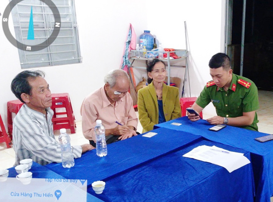 Lực lượng Công an phối hợp hệ thống chính trị ở cơ sở hướng dẫn người dân cài đặt tài khoản định danh điện tử. Ảnh: N.H Lực lượng Công an phối hợp hệ thống chính trị ở cơ sở hướng dẫn người dân cài đặt tài khoản định danh điện tử. Ảnh: N.H