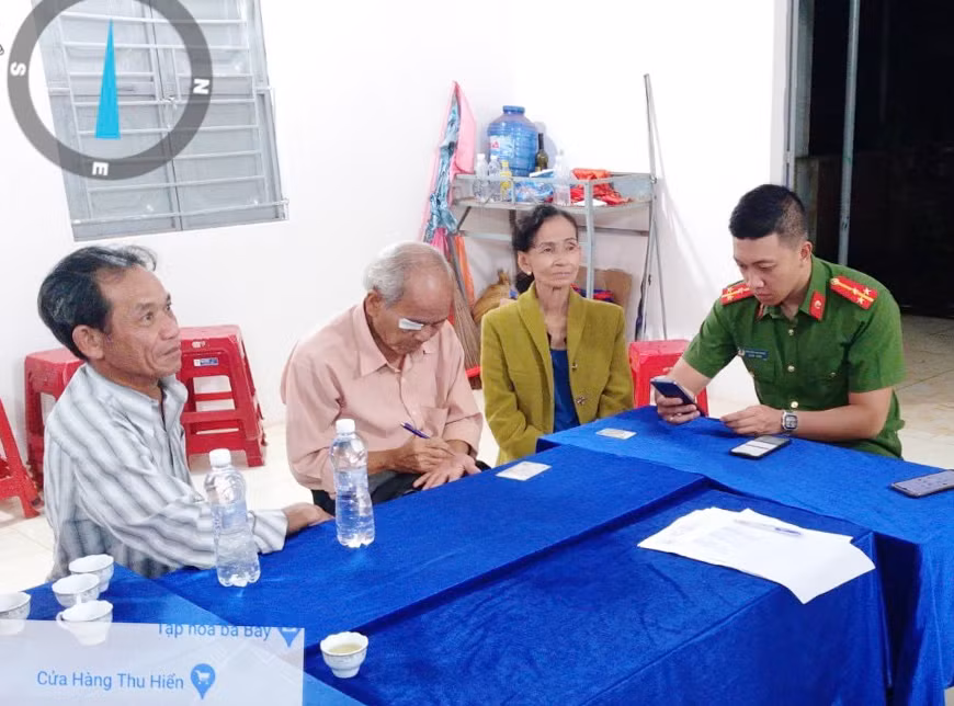 Lực lượng Công an phối hợp hệ thống chính trị ở cơ sở hướng dẫn người dân cài đặt tài khoản định danh điện tử. Ảnh: N.H