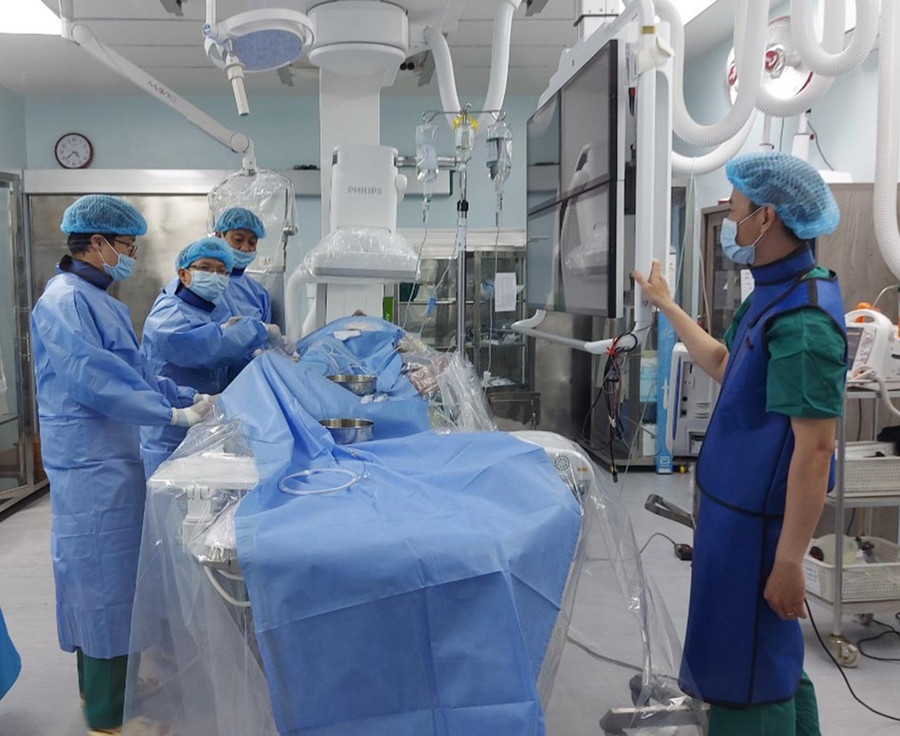 Ê kíp y-bác sĩ Khoa Tim mạch (Bệnh viện Đa khoa tỉnh) chuẩn bị thực hiện can thiệp tim mạch cho bệnh nhân. Ảnh: Như Nguyện