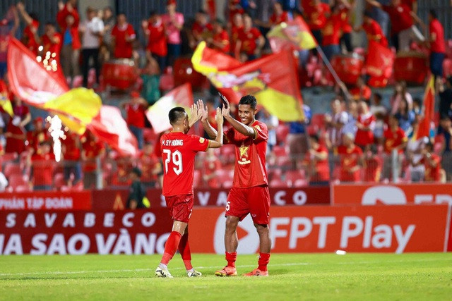 Leygley Adou Minh (phải) ghi điểm trong lần đầu tham dự V-League. (Ảnh: VPF)