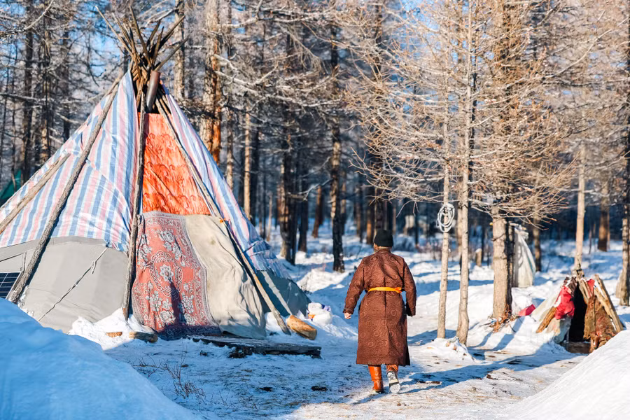Đến địa điểm này, du khách có thể sinh hoạt với người Tsaatan (hay còn gọi là Dukha theo ngôn ngữ của họ), ngủ trong những chiếc lều du mục đặc trưng, ngắm nghía và vui đùa với bầy tuần lộc của họ. Đặc biệt, Dukha được xem như là bộ lạc tuần lộc sống du mục nguyên thủy nhất còn sót lại trên thế giới.