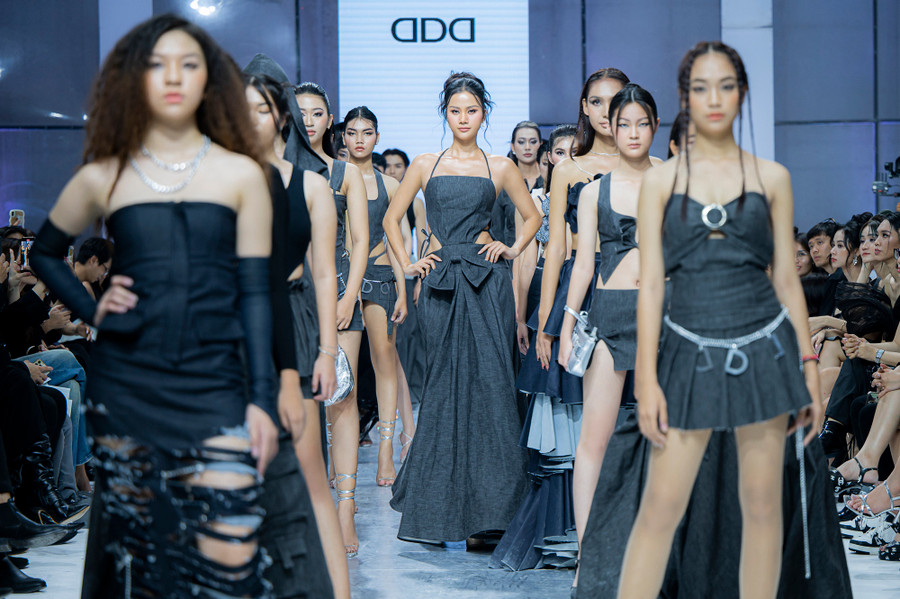 Á hậu Thảo Nhi Lê trở lại sàn diễn sau ồn ào phát ngôn - Ảnh 3. Hương Ly - Top 5 Hoa hậu Hoàn vũ Việt Nam 2022 đảm nhận vai trò kết màn cho bộ sưu tập Write. Ngoài người đẹp quê Gia Lai, sàn diễn còn quy tụ nhiều người mẫu khác như Đỗ Tây Hà, Nikkie Song Phúc, Đình Long… Ảnh: Edi Luong