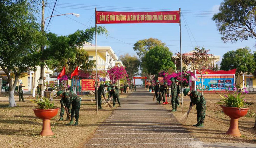 Các cán bộ, chiến sĩ của Lữ đoàn thực hiện Ngày thứ bảy tình nguyện. Ảnh: Vĩnh Hoàng Các cán bộ, chiến sĩ của Lữ đoàn thực hiện Ngày thứ bảy tình nguyện. Ảnh: Vĩnh Hoàng