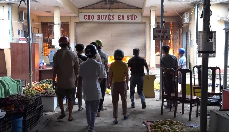 Vụ cháy chợ xảy ra vào khoảng 6h sáng ngày 7.5. Ảnh: Bảo Trung