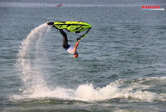 Vũ điệu mãn nhãn của Roberto trên mặt đầm Thị Nại mừng chiến thắng Vũ điệu mãn nhãn của Roberto trên mặt đầm Thị Nại mừng chiến thắng