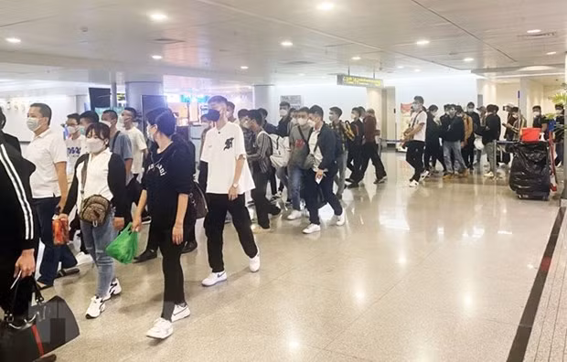 Các công dân Việt Nam từ Philippines về đến sân bay Tân Sơn Nhất. (Ảnh: TTXVN phát)