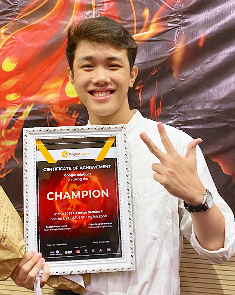 Em Nguyễn Vũ Nhật Huy-Thủ khoa Kỳ thi tốt nghiệp THPT năm 2022 của tỉnh-cho rằng, các sĩ tử nên ôn tập một cách hệ thống, xâu chuỗi các nhóm kiến thức với nhau để có thể ghi nhớ dễ dàng. Ảnh NVCC