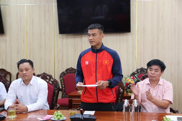 Võ sĩ Đinh Văn Bí tại buổi gặp mặt, tuyên dương. ẢNH: N.ĐỒNG Võ sĩ Đinh Văn Bí tại buổi gặp mặt, tuyên dương. ẢNH: N.ĐỒNG