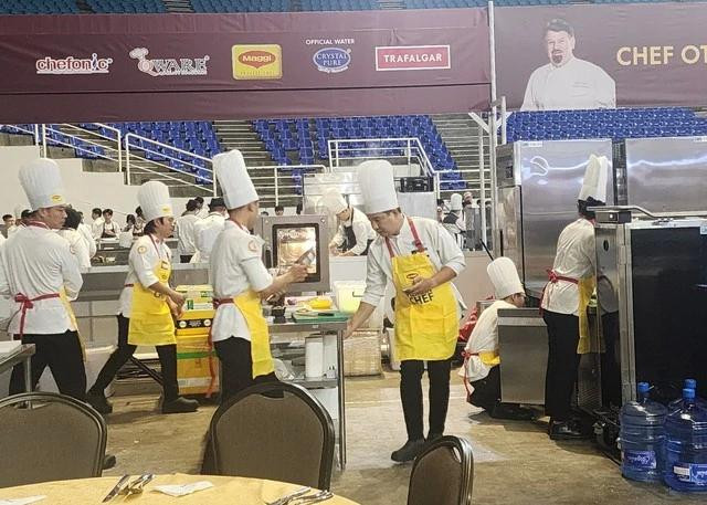 Các đầu bếp Việt Nam khi đi thi đã tập trung cao độ để tập luyện, trau dồi các kiến thức ẩm thực trong 3 ngày lưu trú trên nước bạn Các đầu bếp Việt Nam khi đi thi đã tập trung cao độ để tập luyện, trau dồi các kiến thức ẩm thực trong 3 ngày lưu trú trên nước bạn