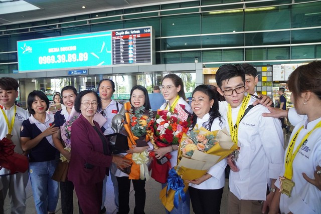 Bà Nguyễn Thị Khánh, Chủ tịch Hiệp hội Du lịch TP.HCM đón đoàn đầu bếp Việt Nam thi đấu trở về chiều 1.7 tại sân bay Tân Sơn Nhất Bà Nguyễn Thị Khánh, Chủ tịch Hiệp hội Du lịch TP.HCM đón đoàn đầu bếp Việt Nam thi đấu trở về chiều 1.7 tại sân bay Tân Sơn Nhất