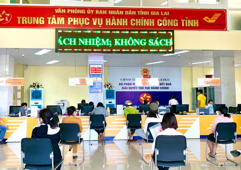 Người dân thực hiện thủ tục hành chính tại Trung tâm Phục vụ hành chính công tỉnh. Ảnh: Hà Duy