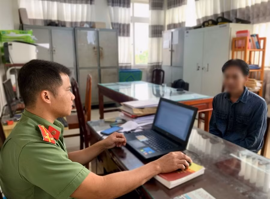 Công an tỉnh Bạc Liêu giải cứu một nạn nhân khỏi đường dây “việc nhẹ, lương cao” lừa lao động Việt Nam sang Myamar. (Ảnh: TTXVN phát)