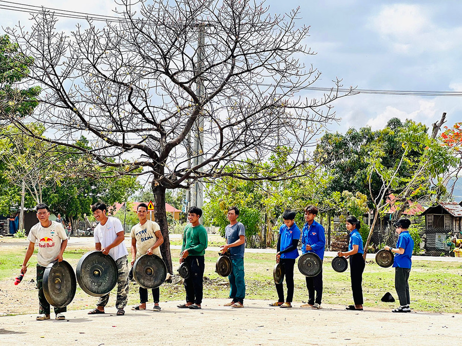 Nhờ sự dìu dắt của anh Rmah Mich, nhiều người trẻ ở xã Chư A Thai đã có trách nhiệm hơn trong việc gìn giữ bản sắc văn hóa dân tộc. Ảnh: P.L