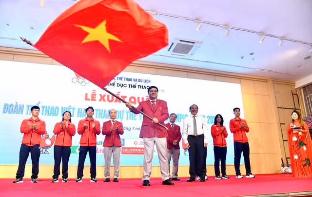 Trưởng đoàn TTVN Đặng Hà Việt nhận cờ xuất quân dự Olympic