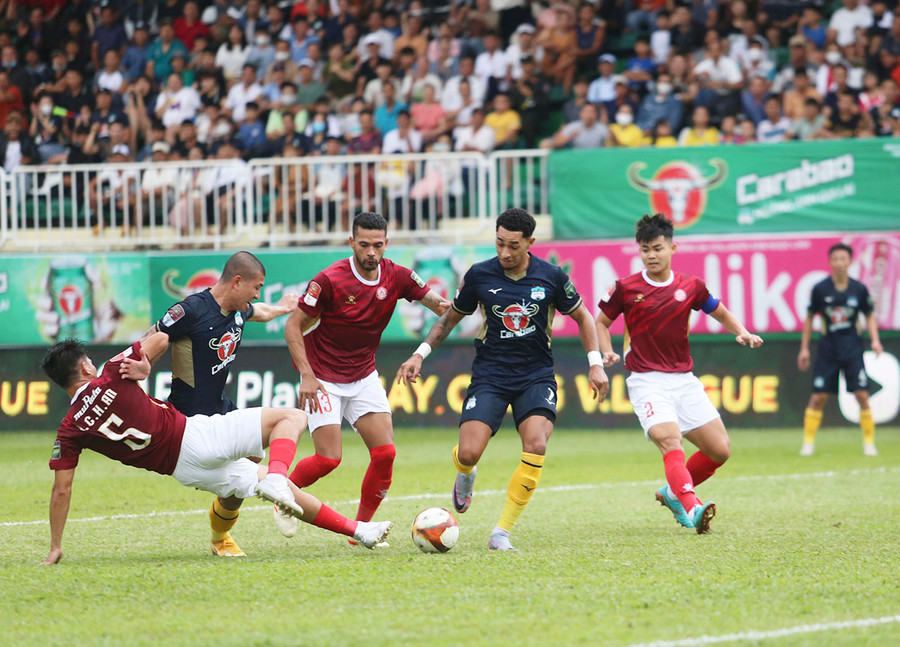 Hoàng Anh Gia Lai đang gặp khó trong chuyến làm khách đến sân Quy Nhơn. Ảnh: L.V.N