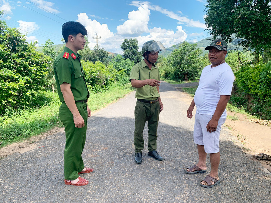 Lực lượng Công an chính quy xã Đak Ta Ley và Công an viên làng Chơ Rơn 2 thường xuyên bám sát địa bàn để nắm tình hình an ninh trật tự. Ảnh: R&apos;Ô HOK