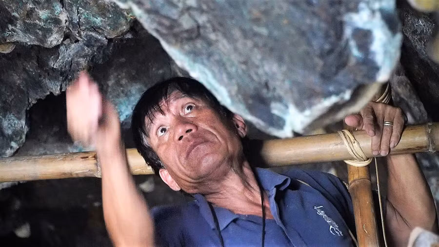 Khai thác yến sào ở Cù Lao Chàm. Ảnh: T.V