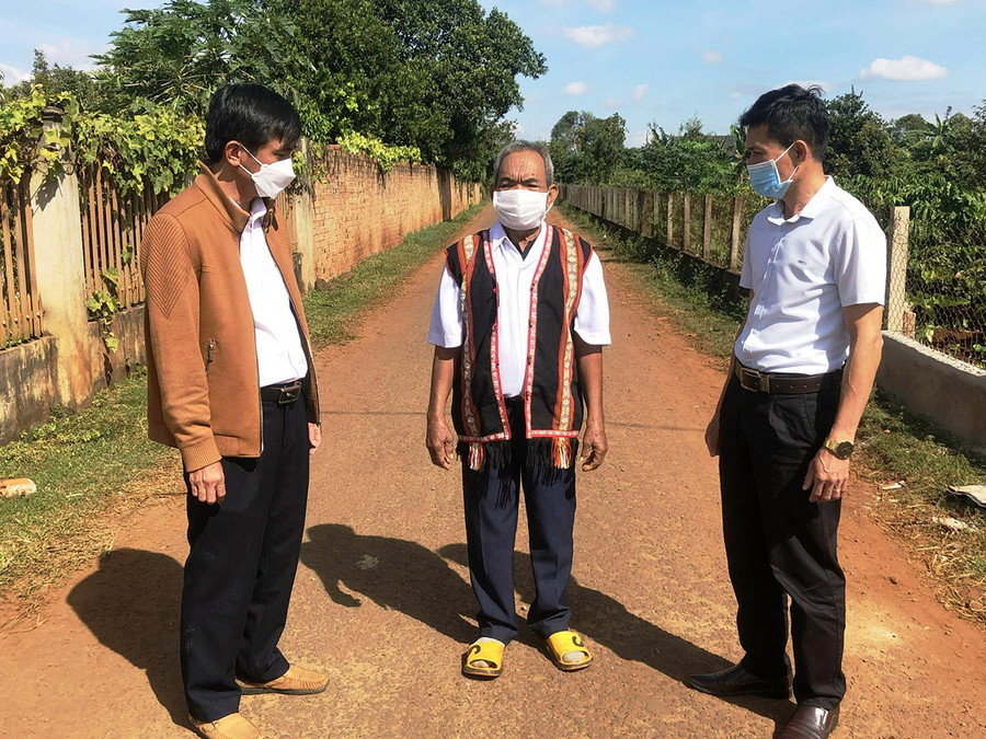 Ông Rơ Châm Kóp (ở giữa, làng Kép, xã Ia Mơ Nông) trao đổi với cán bộ xã, huyện về phát huy vai trò gia đình trong xây dựng NTM. Ảnh: Đinh Yến Ông Rơ Châm Kóp (ở giữa, làng Kép, xã Ia Mơ Nông) trao đổi với cán bộ xã, huyện về phát huy vai trò gia đình trong xây dựng NTM. Ảnh: Đinh Yến