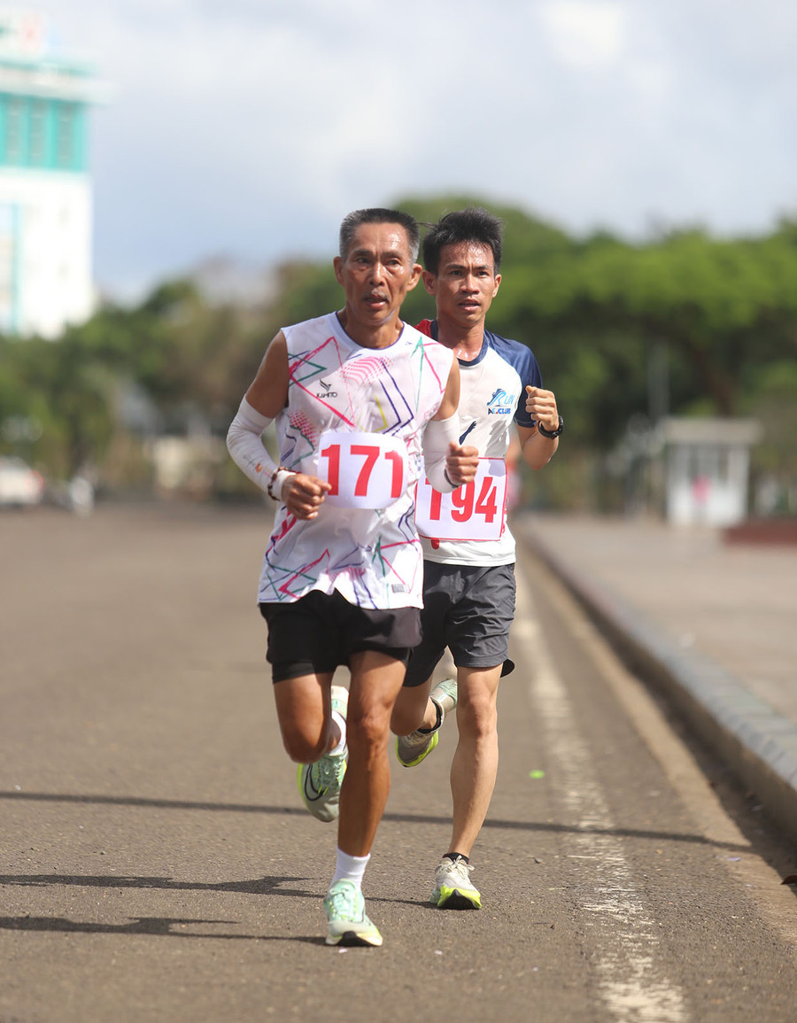 Ông Võ Đình Hòa (trước) là chân chạy hàng đầu Gia Lai ở lứa tuổi trên 40. Ảnh: L.V.N Ông Võ Đình Hòa (trước) là chân chạy hàng đầu Gia Lai ở lứa tuổi trên 40. Ảnh: L.V.N