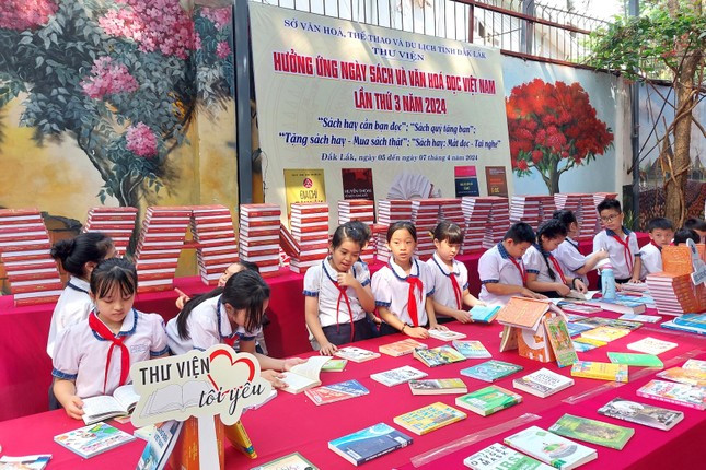 Học sinh đọc sách ở các quầy sách tại chương trình Học sinh đọc sách ở các quầy sách tại chương trình