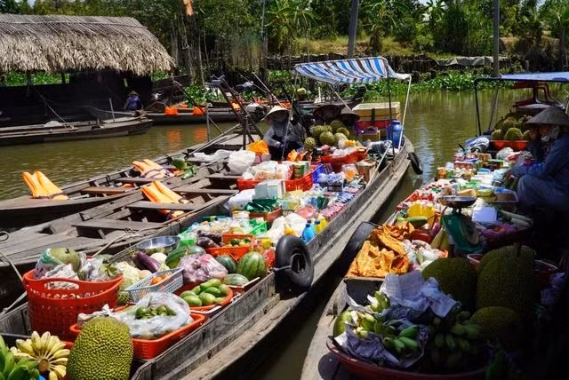 Một góc chợ nổi Tân Phong