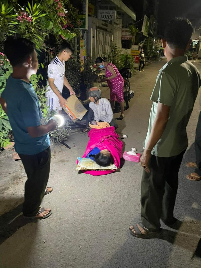 Lực lượng Công an xã Mỹ Thuận cùng dân phòng và người dân hỗ trợ sản phụ sinh con.