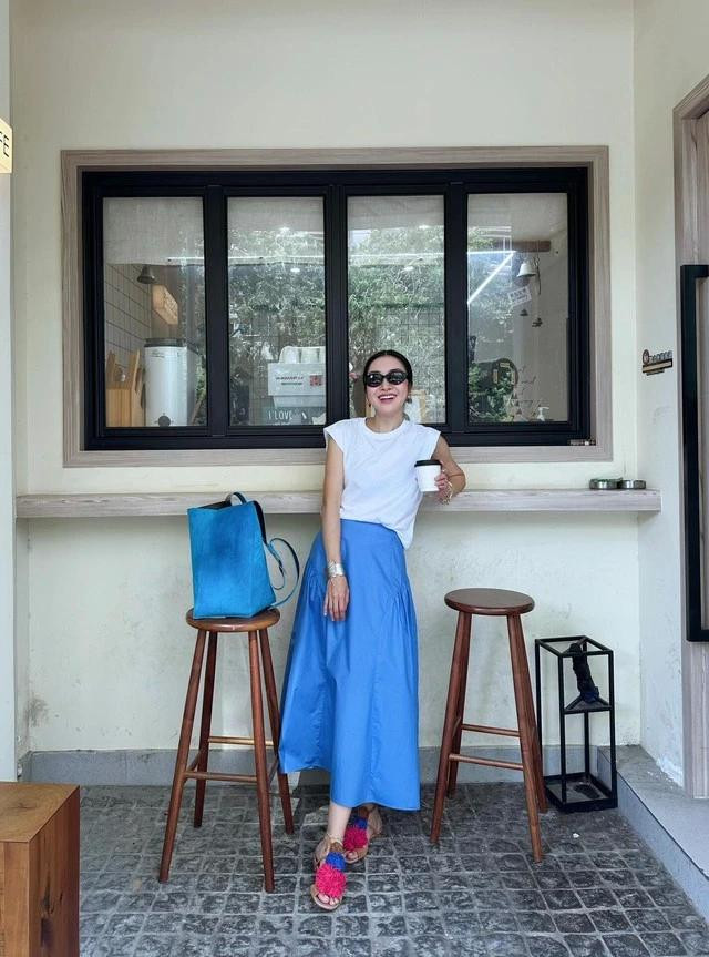 Những màu sắc thú vị của mùa hè góp phần không nhỏ trong việc làm mới tủ đồ hằng ngày của nàng dù chưng diện cho bất kỳ mục đích nào. Một chiếc chân váy dài màu xanh dương kết hợp áo phông ngắn tay/ ba lỗ và dép kẹp kèm túi đeo vai đủ ấn tượng để nàng đi dạo, hẹn hò hay rong chơi mọi góc phố, con đường... Ảnh Calorine studio Những màu sắc thú vị của mùa hè góp phần không nhỏ trong việc làm mới tủ đồ hằng ngày của nàng dù chưng diện cho bất kỳ mục đích nào. Một chiếc chân váy dài màu xanh dương kết hợp áo phông ngắn tay/ ba lỗ và dép kẹp kèm túi đeo vai đủ ấn tượng để nàng đi dạo, hẹn hò hay rong chơi mọi góc phố, con đường... Ảnh Calorine studio