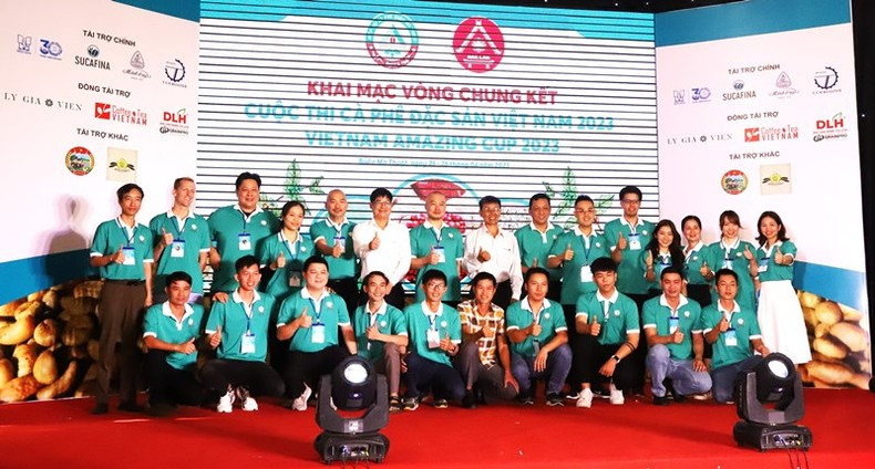 Ban Tổ chức, Ban Giám khảo và các thí sinh dự thi vòng chung khảo Cuộc thi cà-phê đặc sản Việt Nam 2023 tại buổi lễ khai mạc vòng chung khảo. Ban Tổ chức, Ban Giám khảo và các thí sinh dự thi vòng chung khảo Cuộc thi cà-phê đặc sản Việt Nam 2023 tại buổi lễ khai mạc vòng chung khảo.