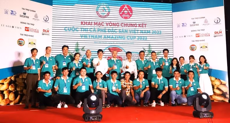 Ban Tổ chức, Ban Giám khảo và các thí sinh dự thi vòng chung khảo Cuộc thi cà-phê đặc sản Việt Nam 2023 tại buổi lễ khai mạc vòng chung khảo.
