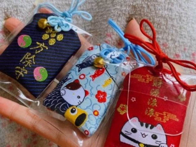 Những chiếc túi cầu phúc Trân đã chuẩn bị sẵn sẽ tặng cho mẹ. Ảnh: NVCC