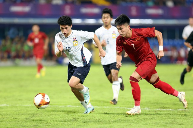 U.22 Việt Nam (phải) gặp nhiều khó khăn trước U.22 Lào. Ảnh: Ngọc Dương