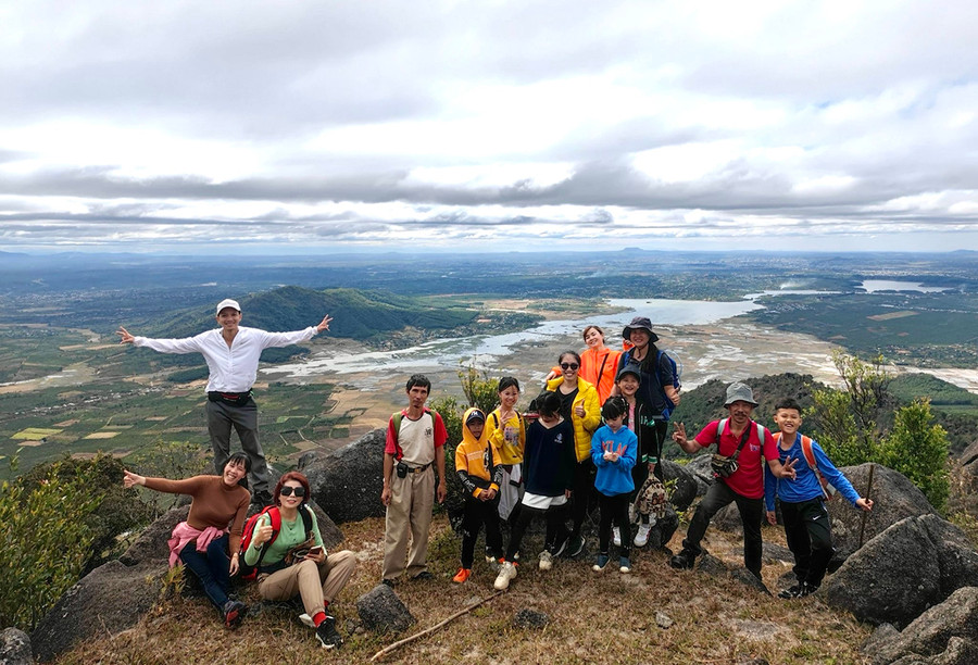 Gia đình chị Phạm Gia Tường trong một chuyến leo núi (ảnh nhân vật cung cấp). Gia đình chị Phạm Gia Tường trong một chuyến leo núi (ảnh nhân vật cung cấp).