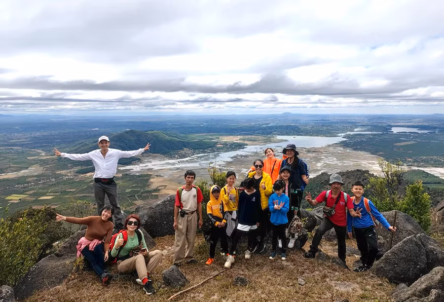 Gia đình chị Phạm Gia Tường trong một chuyến leo núi (ảnh nhân vật cung cấp).