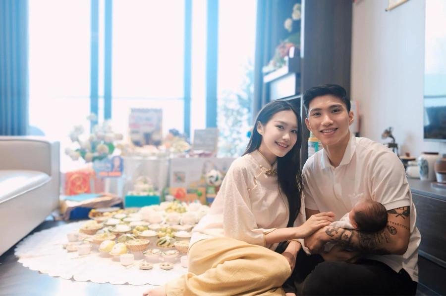 Vợ chồng Đoàn Văn Hậu - Doãn Hải My lần đầu khoe con trai đầu lòng trên mạng xã hội. Ảnh: FBNV
