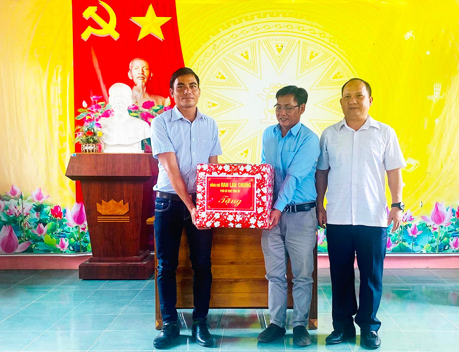 Phó Bí thư Tỉnh ủy Rah Lan Chung tặng quà cho Chi bộ Bôn Sar. Ảnh: Nguyễn Sang