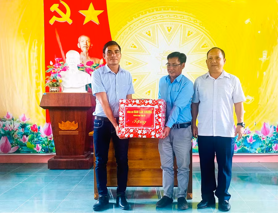 Phó Bí thư Tỉnh ủy Rah Lan Chung tặng quà cho Chi bộ Bôn Sar. Ảnh: Nguyễn Sang