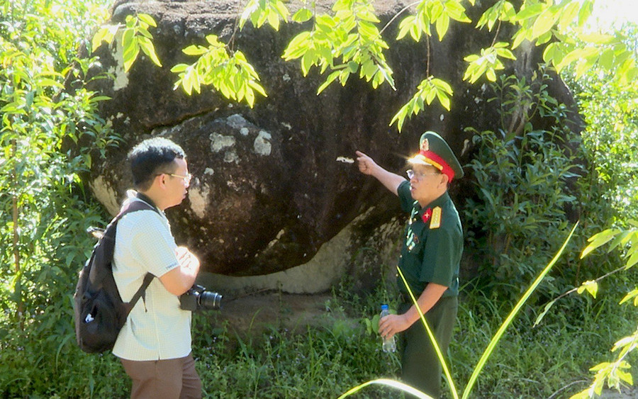 Những hòn đá lớn rải khắp trên núi Chư Thoi-Chư Pao thuận lợi cho việc đặt kho tàng vũ khí, lương thực, trạm xá tiền phương. Ảnh: Văn Đại