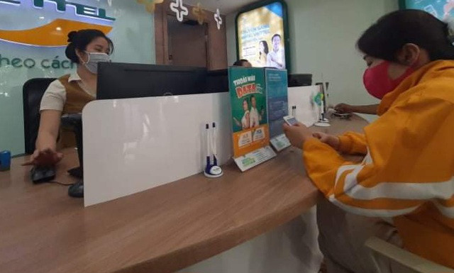 Nhiều người trẻ quên cách cười sau thời gian "sống cùng khẩu trang". Ảnh: PHONG LINH Nhiều người trẻ quên cách cười sau thời gian "sống cùng khẩu trang". Ảnh: PHONG LINH