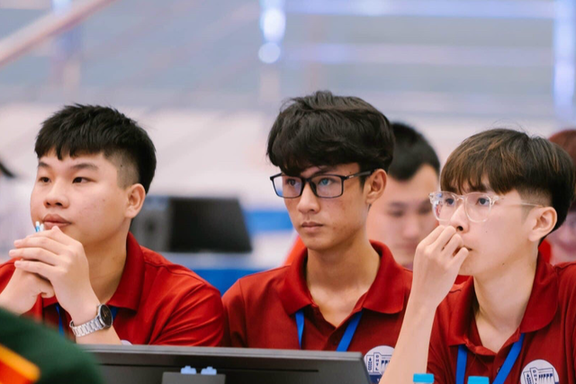 Minh Triệu (ngoài cùng bên trái) trong một giờ học. Ảnh: Phong Linh Minh Triệu (ngoài cùng bên trái) trong một giờ học. Ảnh: Phong Linh